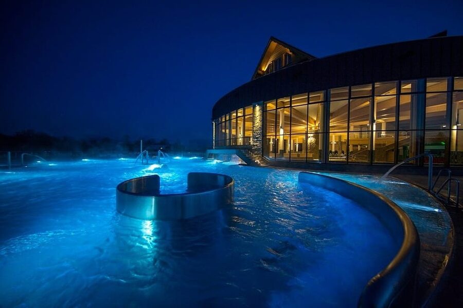 Krakow: Thermal Baths Evening Experience - On-site comfort details: lockers, towels, and what costs extra