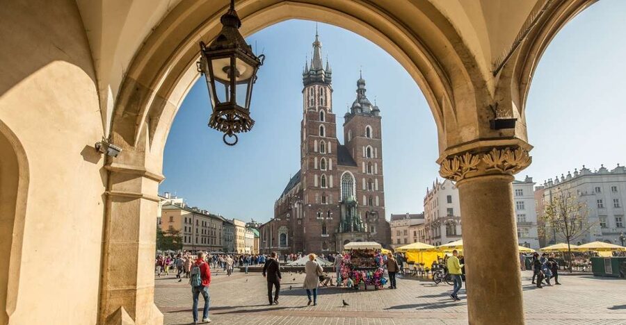 Krakow: Traditional Street Food Walking Tour - Meeting at Kościół Mariacki, right in the Main Square