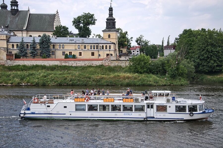 Krakow: Vistula River Panoramic Boat Tour ️ - Meeting Kapitan Victor at the Sheraton pier near Wawel