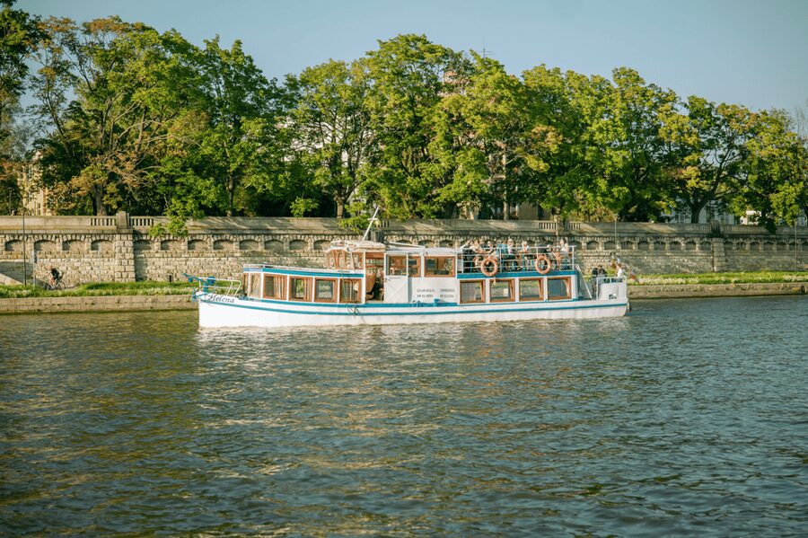 Krakow: Vistula River Sightseeing Cruise ️ - Comfort, timing, and why the departure rhythm helps