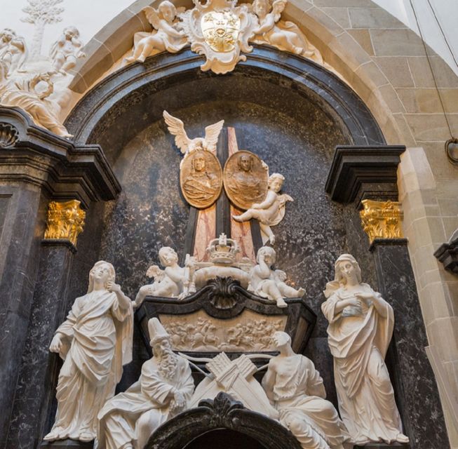 Krakow: Wawel Castle and Cathedral Guided Tour - Royal crypts: where the story gets personal