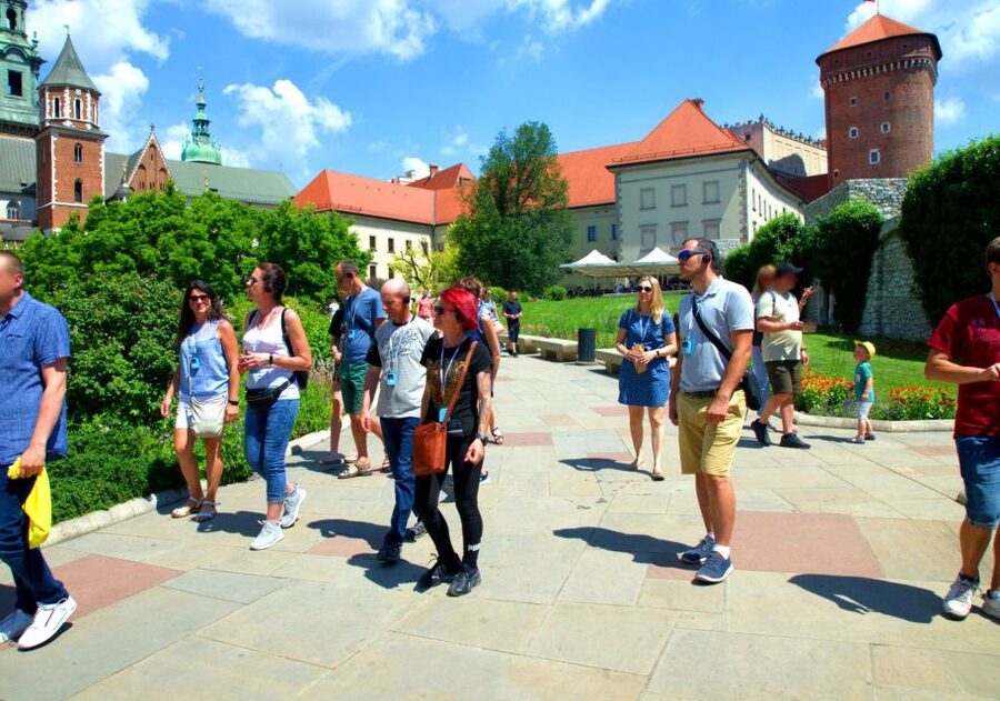 Krakow: Wawel Castle Guided Tour with Entry Tickets - Why this Wawel Castle experience feels different from wandering