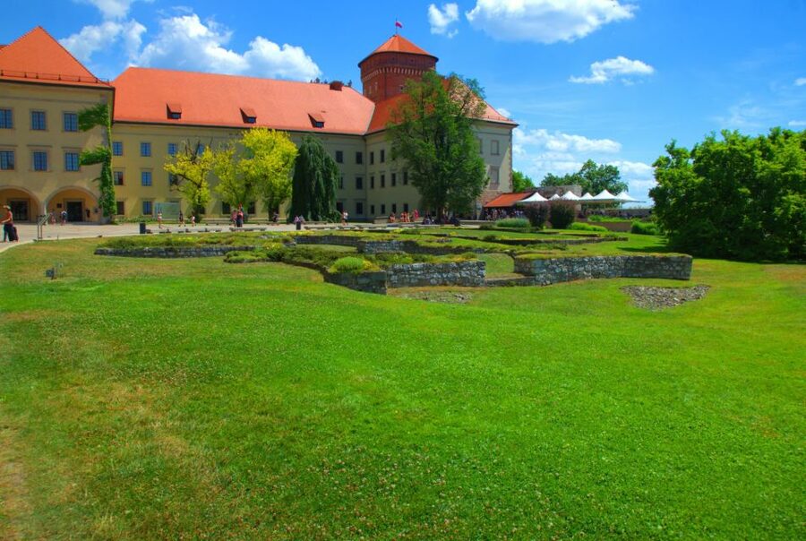Krakow: Wawel Castle Guided Tour with Entry Tickets - The Ottoman tents in the Oriental Art section