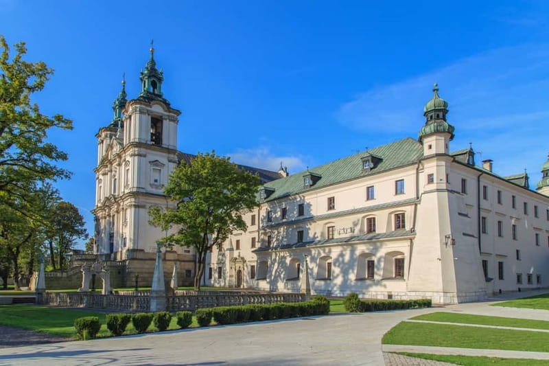 Krakow: Wawel Hill Audioguide Tour - Arcaded Courtyard: using the audio to see what matters