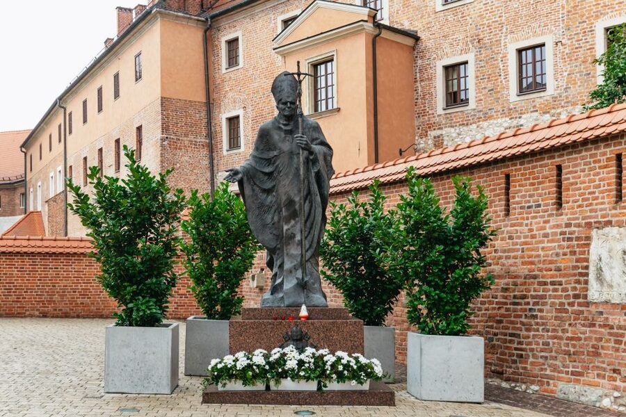 Krakow: Wawel Royal Hill with Optional Castle and Cathedral - The guiding style: why people keep praising these tours