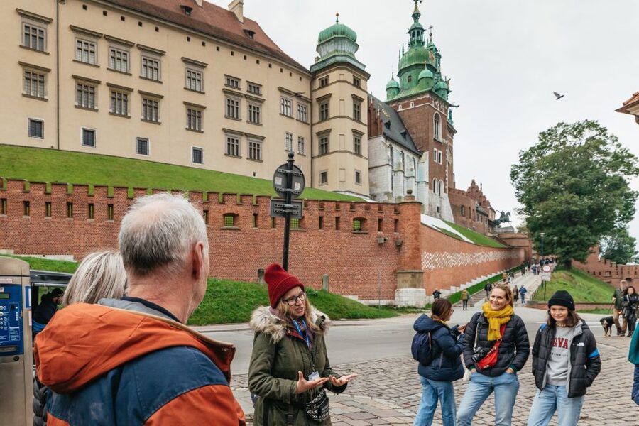 Krakow: Wawel Royal Hill with Optional Castle and Cathedral - The medieval courtyard and the Austrian Hospital viewpoint