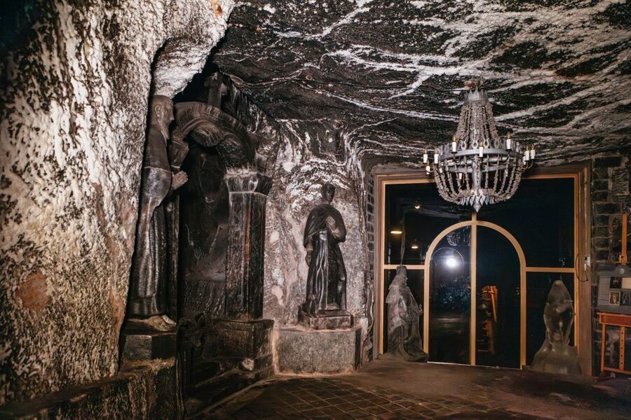 Krakow: Wieliczka Salt Mine Guided Tour with Transport - Entering Wieliczka: Warm Layers for a Constant 14°C