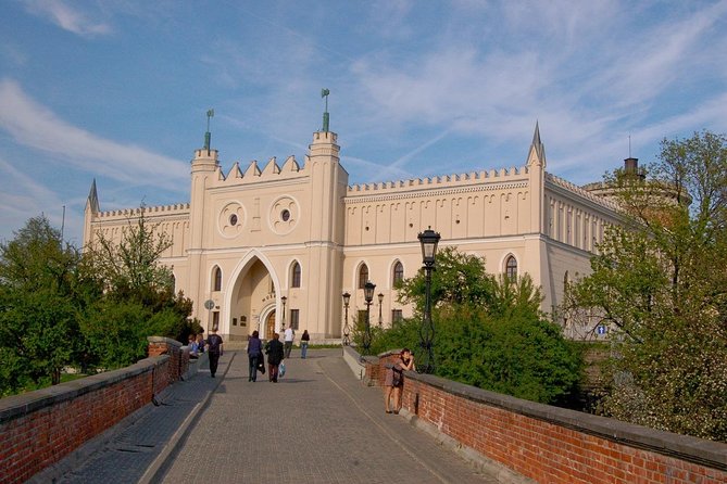 Lublin: Old Town Highlights Private Walking Tour - Lithuanian Square’s Multimedia Fountain Moment