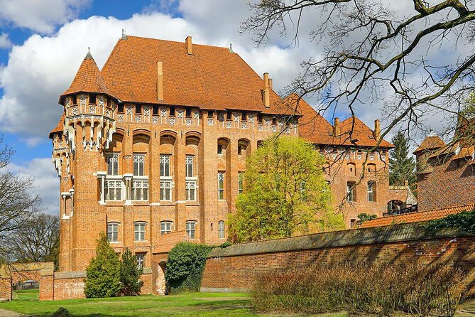 Malbork Castle Private Tour from Gdansk - Entering Muzeum Zamkowe: UNESCO scale with a guided story