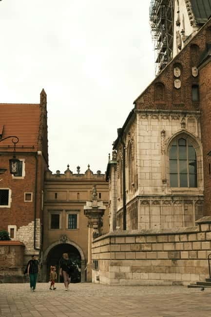 Mysterious Wawel Cathedral and Wawel Courtyard Guided Tour - Dziedziniec Arkadowy: where the cathedral story turns into castle space