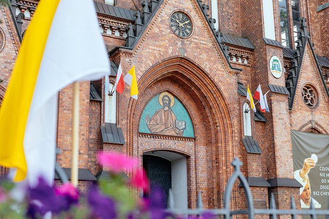Off the Beaten Track in Warsaw: Private City Tour - Price and value for a 2.5-hour local circuit