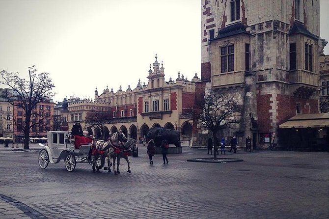 Old Town Krakow & Wawel Castle Walking Tour - Rynek Glowny: Central Square Legends You Can Reuse as You Explore
