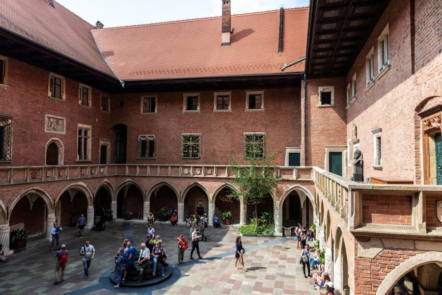 Old Town short guided walk with entry to St. Mary's Basilica - Dress code and rules that can block you, fast