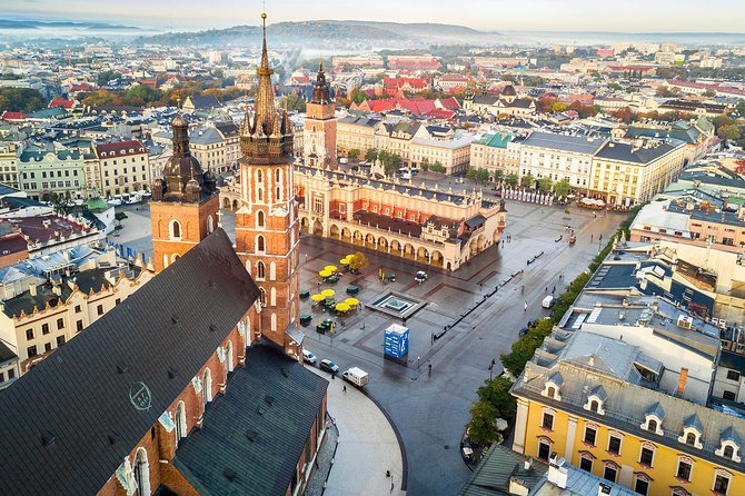 One day Cracow and Wieliczka Salt Mine private tour from Warsaw - St. Mary’s Basilica and Rynek Glowny: getting your bearings fast