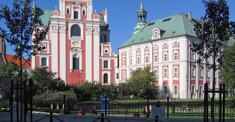 Poznan Old Town and Croissant Museum Private Walking Tour - Bamberka monument and the meaning behind local figures