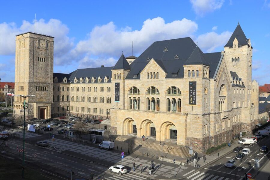 Poznan: Old Town, Srodka District, & Cathedral Private Tour - Booking note: language choice and guide fit