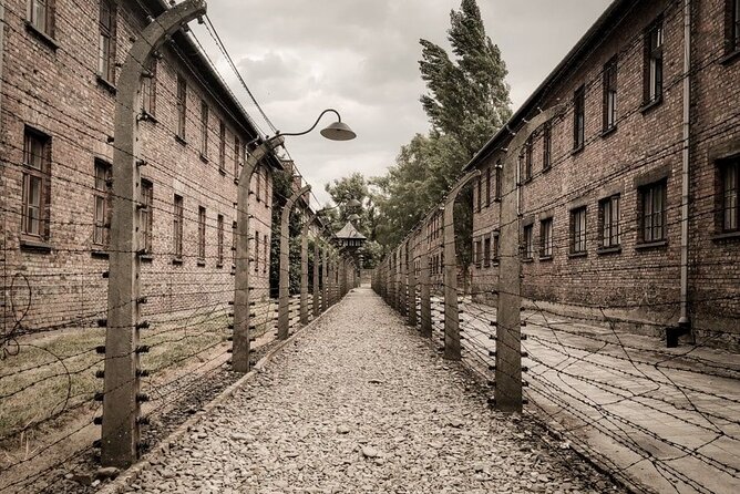 Private Guided Tour to Auschwitz & Birkenau from Krakow - The commandant’s residence detail you cannot unsee