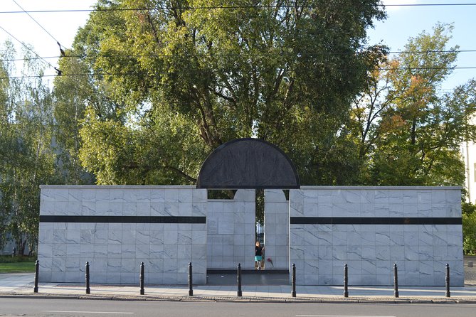 Private tour: Jewish heritage in Warsaw - Pomnik Bohaterów Getta, and understanding what happened in 1942 and 1943