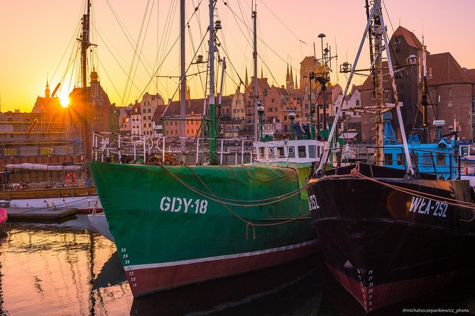 Private Walking Tour of Gdansk Old Town - Langgasser Tor (Golden Gate): inscriptions with a message