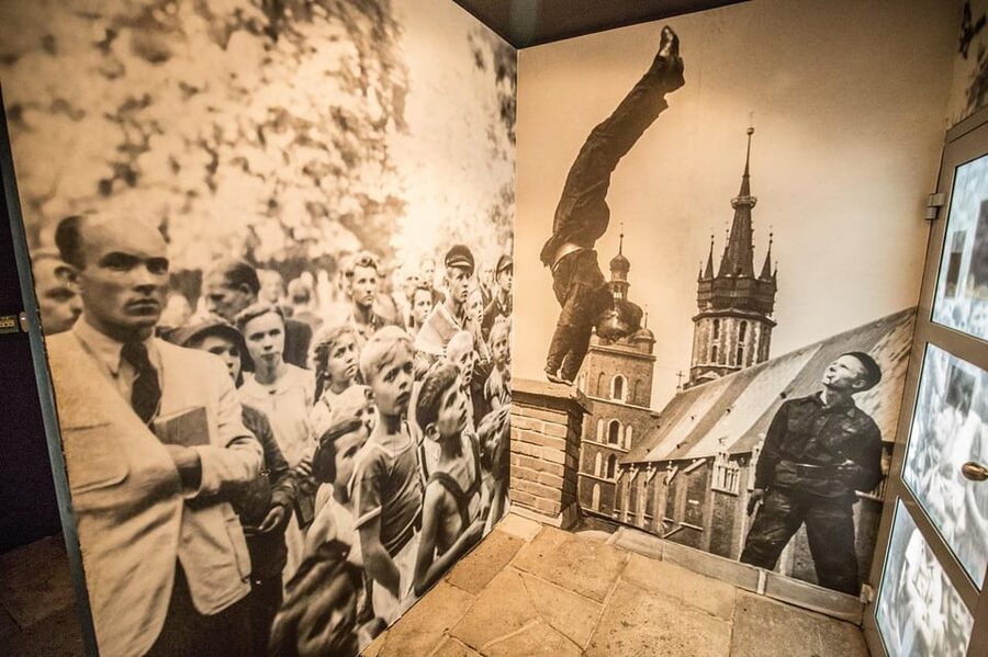 Schindler's Factory and Jewish Ghetto Guided Tour - Under the Eagle Pharmacy: Tadeusz Pankiewicz’s help, from the sidewalk