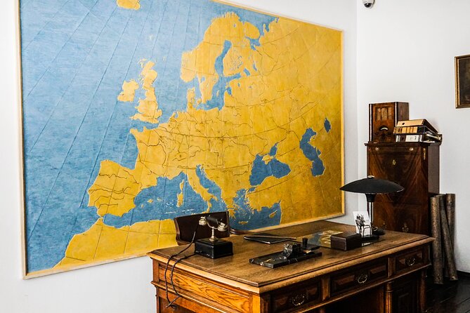 Schindler's Factory Guided Tour - Narrow passageways and “not enough time to read” reality check