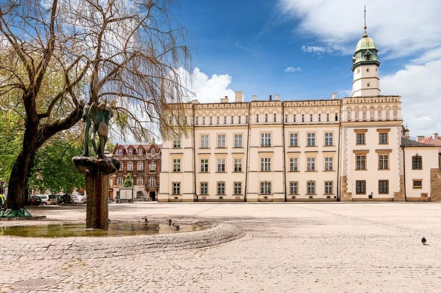 Schindler's Factory & Kazimierz Jewish Quarter Tour - Entering Kazimierz: where synagogues and streets do the talking