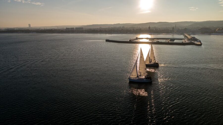 Sopot: Sunset Yacht Cruise with Welcome Drink - Getting the best photos: use the meeting time and the waterline perspective