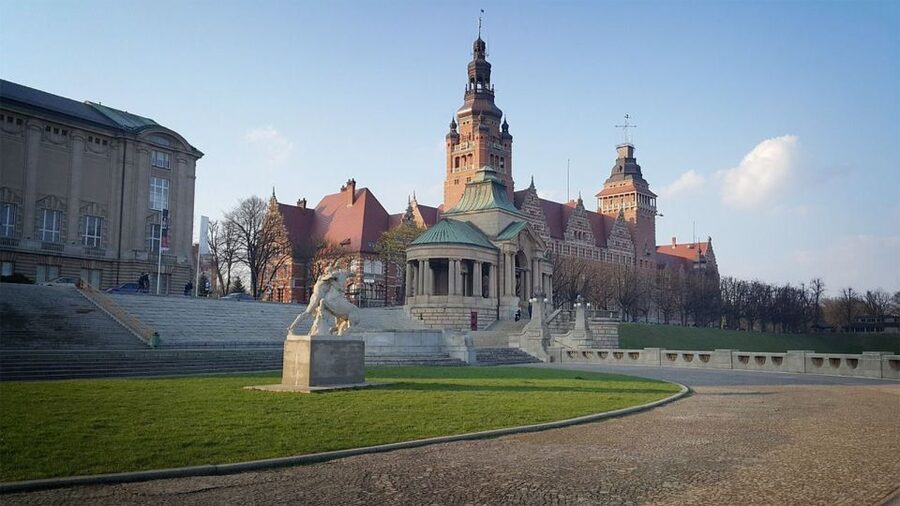 Szczecin: Medieval Old Town Private Walking Tour - Roman Catholic churches and the towers that shape the skyline