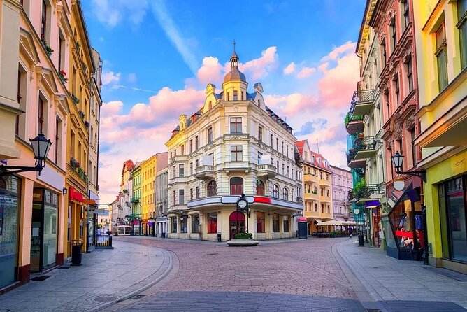 Torun Old Town Highlights Private Walking Tour - Torun Old Town, intact and easy to love