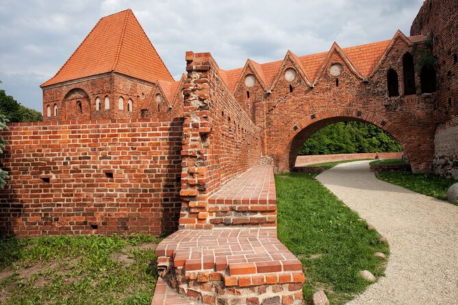 Torun Old Town Highlights Private Walking Tour - Copernicus statue and the symbol of Torun