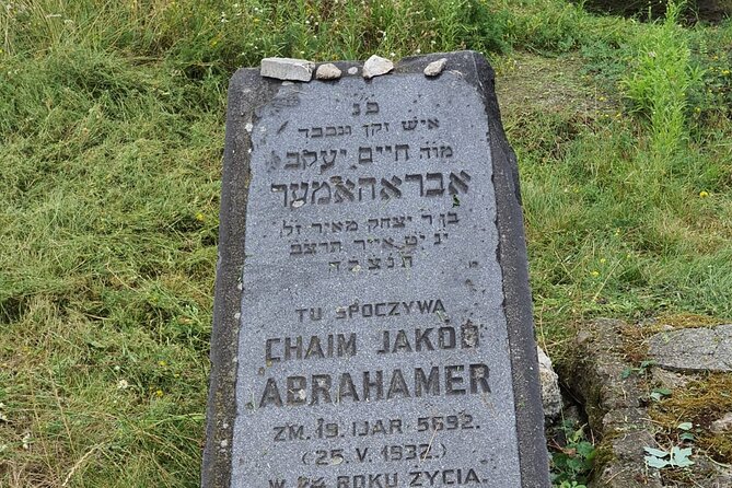 TOUR AL CAMPO DE CONCENTRACIÓN DE PLASZOW. El campo de la Lista de Schindlert. - Barracones de las SS y barracones de prisioneros: ver dos mundos