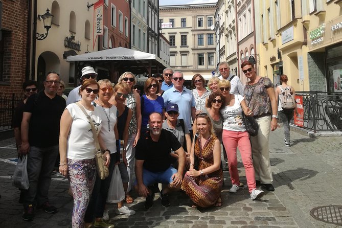 Walking Tour of the medieval Toruń - Filus, the Smallest Monument in the City