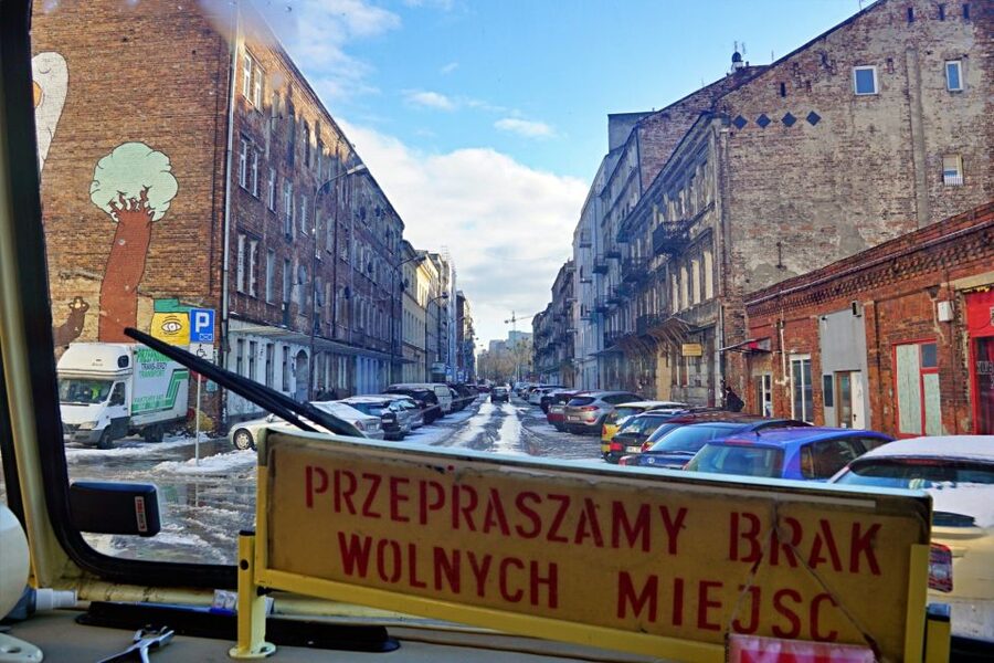 Warsaw: 2.5-Hour Dark Side - Praga District by a Retro Bus - A marketplace stop and the reality check