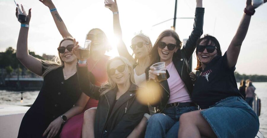 Warsaw: Boat Party with Unlimited Drinks &VIP Club Entrance - Why the photographer inclusion is more useful than it sounds
