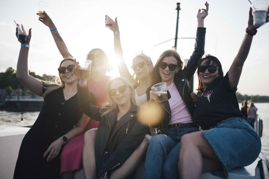 Warsaw: Boat Party with Unlimited Drinks &VIP Club Entrance - Room 13 VIP entry at Mazowiecka 13, free with your wristband