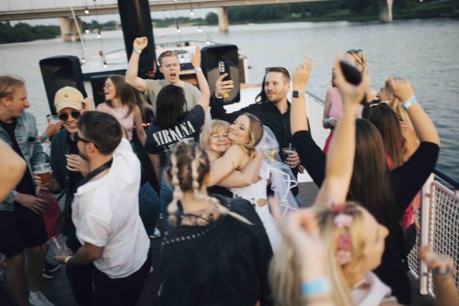 Warsaw: Boat Party with Unlimited Drinks &VIP Club Entrance - Price and value: what you are paying for at $80 per person