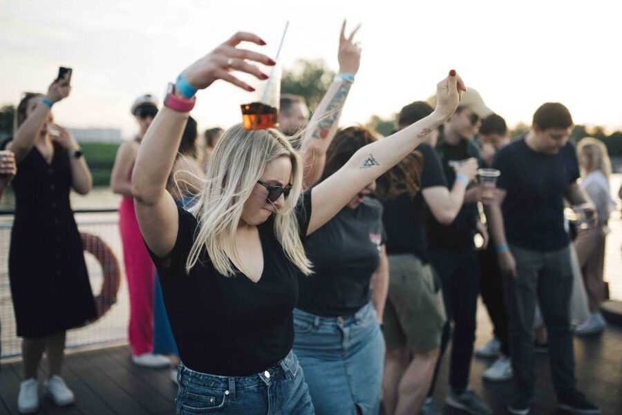 Warsaw: Boat Party with Unlimited Drinks &VIP Club Entrance - The 2-hour cruise: open bar, DJ energy, and party games onboard