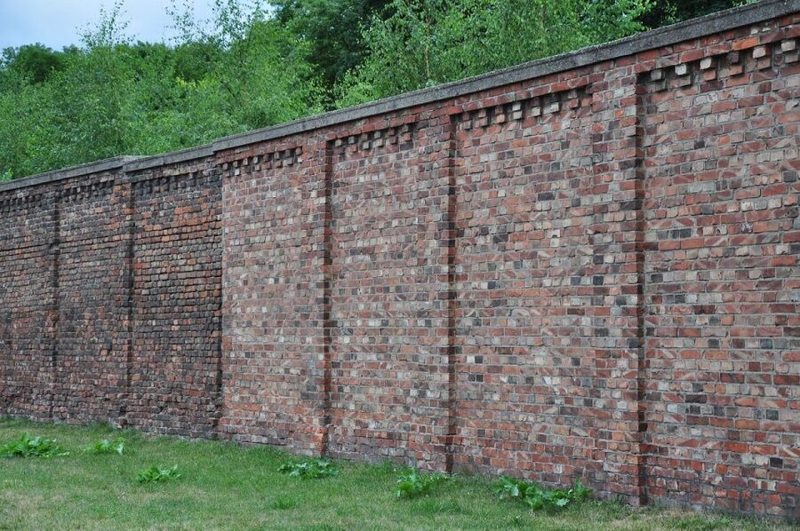 Warsaw Daily Jewish Ghetto Guided Tour with Jewish Cemetery - Moranow District and the Ghetto Walls: Where Boundaries Mattered