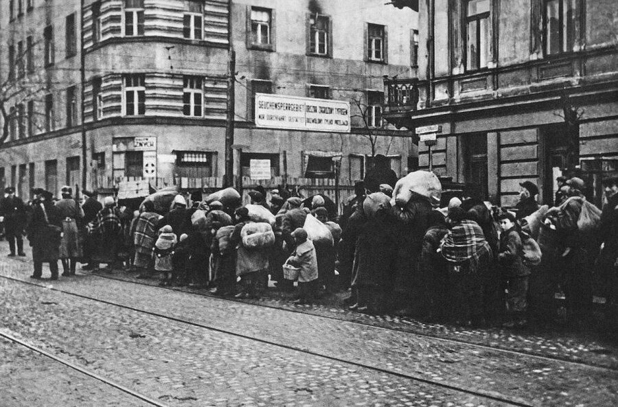 Warsaw Daily Jewish Ghetto Guided Tour with Jewish Cemetery - How Your Guide Brings the WWII Timeline Into Focus