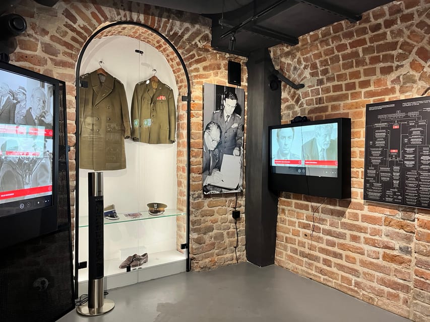 Warsaw: Guided tour of the Cold War Museum - Walking from Old Town to a museum with real stakes