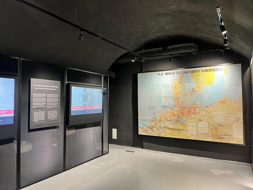 Warsaw: Guided tour of the Cold War Museum - Three VR games that turn rivalry into experience