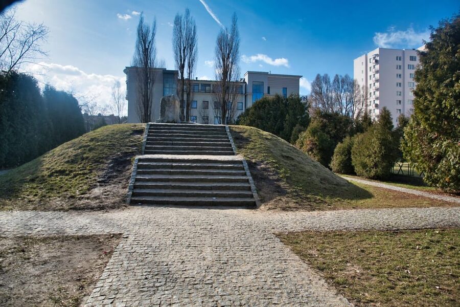 Warsaw: Jewish Heritage & Holocaust Walking Tour - Medieval Warsaw and the first expulsions, explained on the street