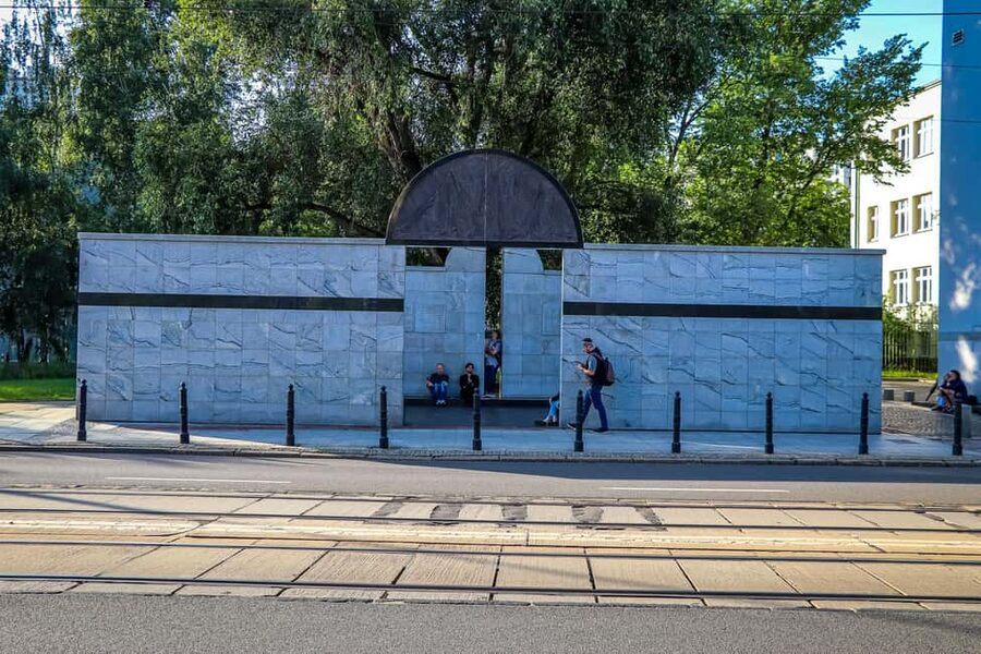 Warsaw: Jewish History Guided Walking Tour in English - Where You Meet and How to Get Oriented Fast (Yellow Umbrella Included)