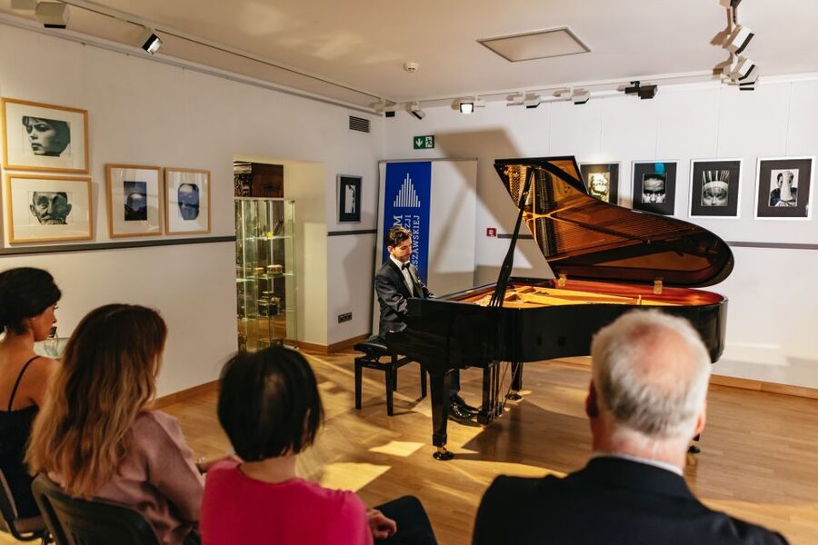 Warsaw: Live Chopin Piano Concert - Inside the concert hall: paintings, acoustics, and a close-up vibe