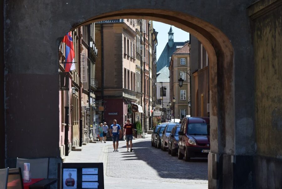Warsaw: Old Town Guided Walking Tour - Royal Castle Gardens and the Royal Castle Core: The Calm Between Stories