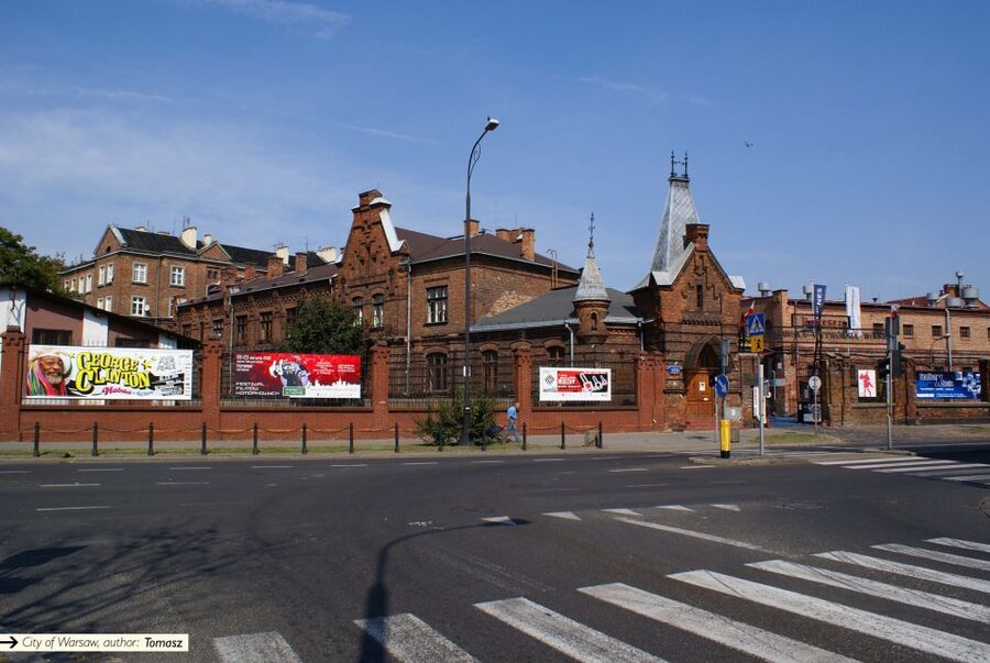 Warsaw: Praga District Tour with Vodka Museum and Tasting - Crossing Into Praga’s East Side, Where Warsaw Still Feels Old
