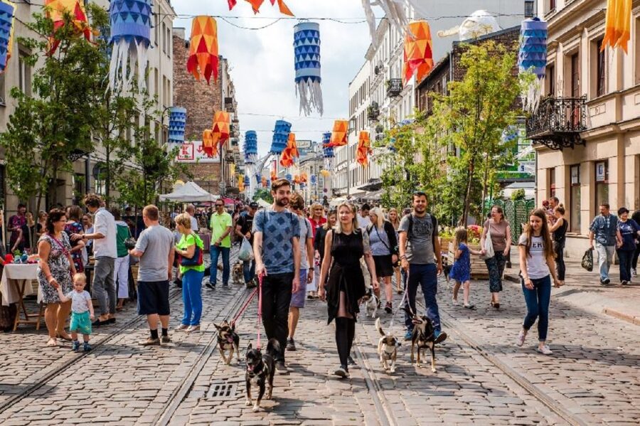 Warsaw: Praga District Tour with Vodka Museum and Tasting - St. Florian’s and St. Mary Magdalene, Plus the Prague Backyard Band Monument