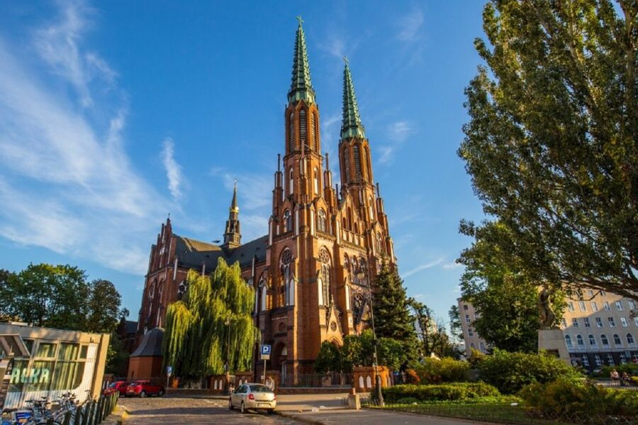 Warsaw: Praga District Tour with Vodka Museum and Tasting - From Zabkowska Street to Courtyard Shrines, What You’ll Notice on Foot