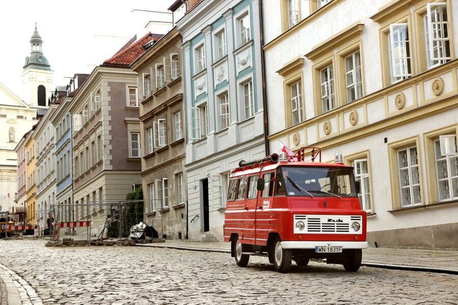 Warsaw: Private 3-Hour Tour by Communist Van - Łazienki Royal Gardens and the former Jewish Ghetto: what you gain (and what you skip)
