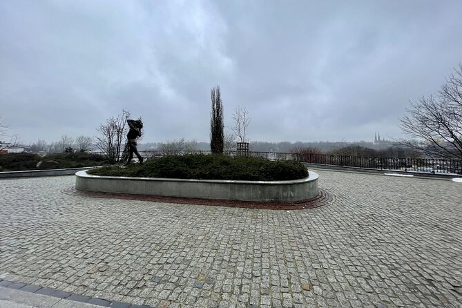 Warsaw's Old Town A Self-Guided Audio Tour - Mały Powstaniec: Child Soldiers and Nazi Occupation